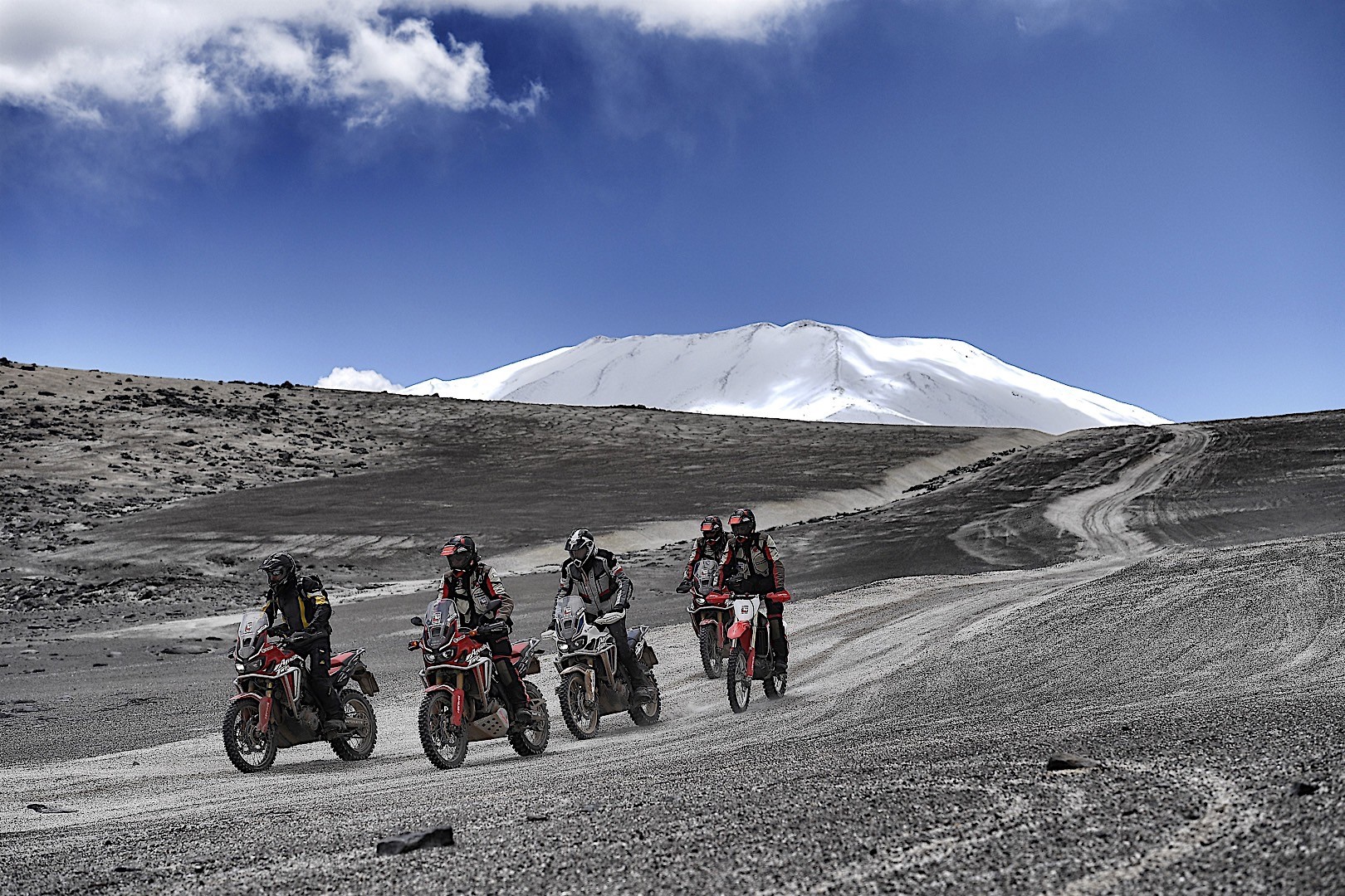 Grupo passeando de África Twin nas Montanhas