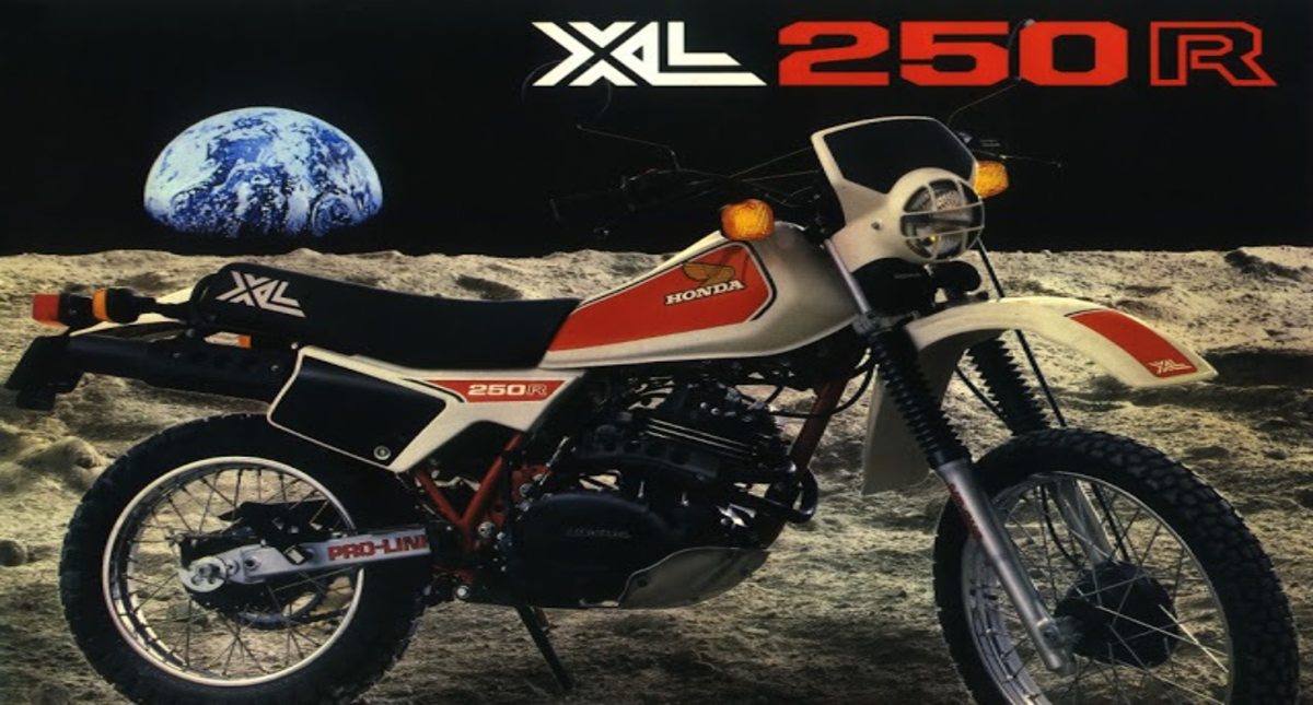 Anúncio da Honda XL 250R na lua com o planeta terra de fundo