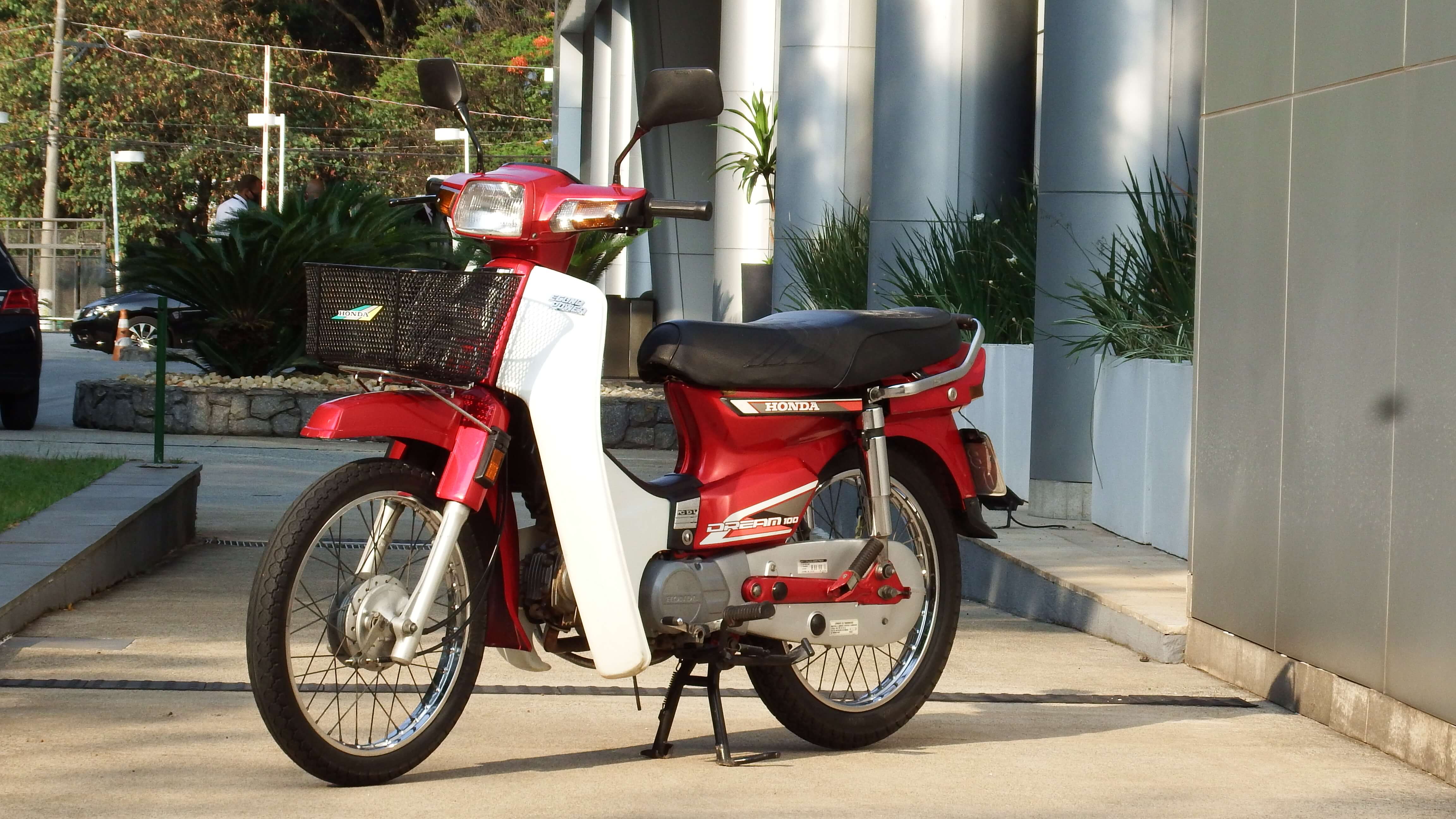 Moto Honda Dream 100 Vermelha com Cestinha