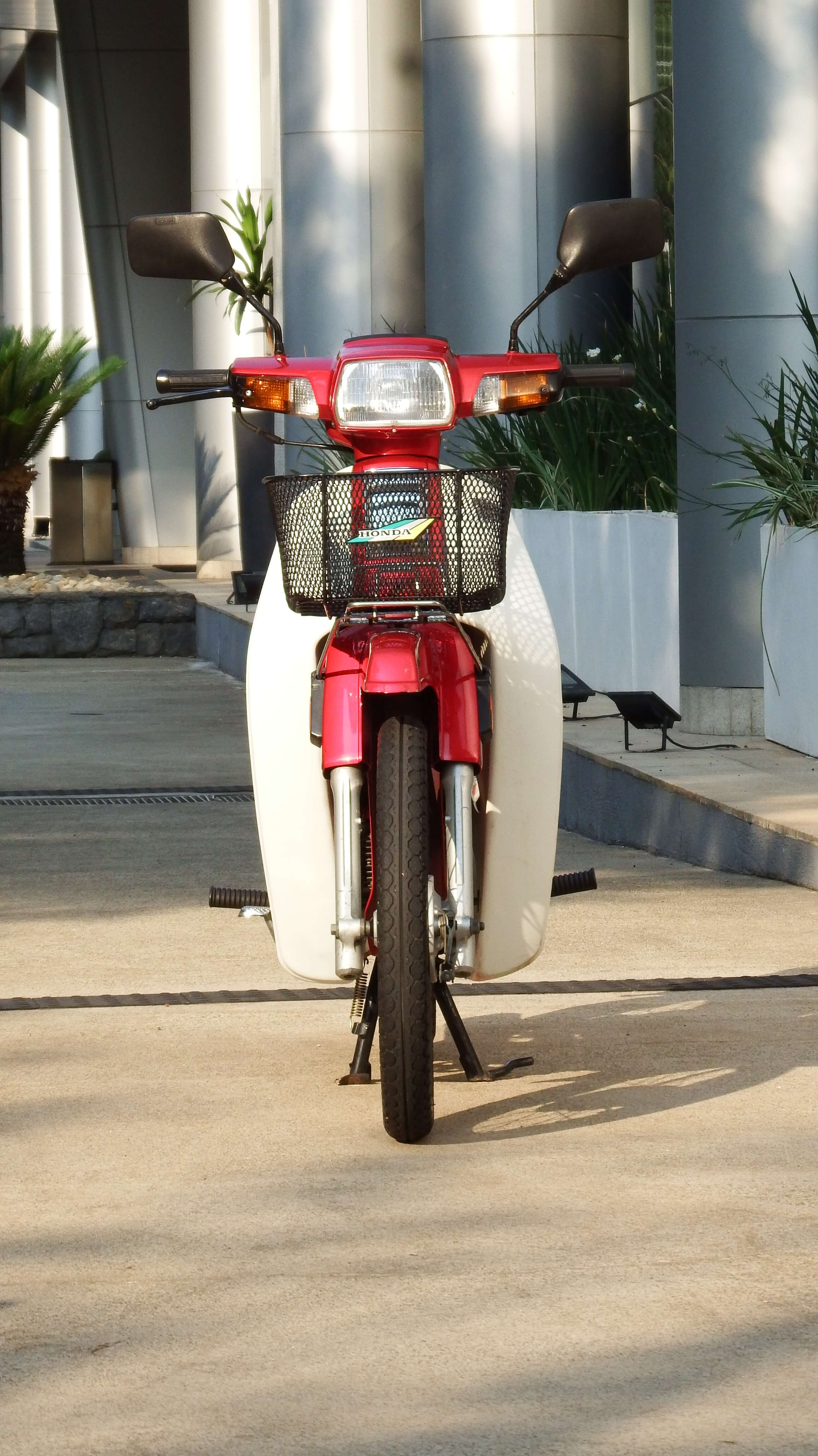 Moto Honda Dream 100 Vermelha de Frente