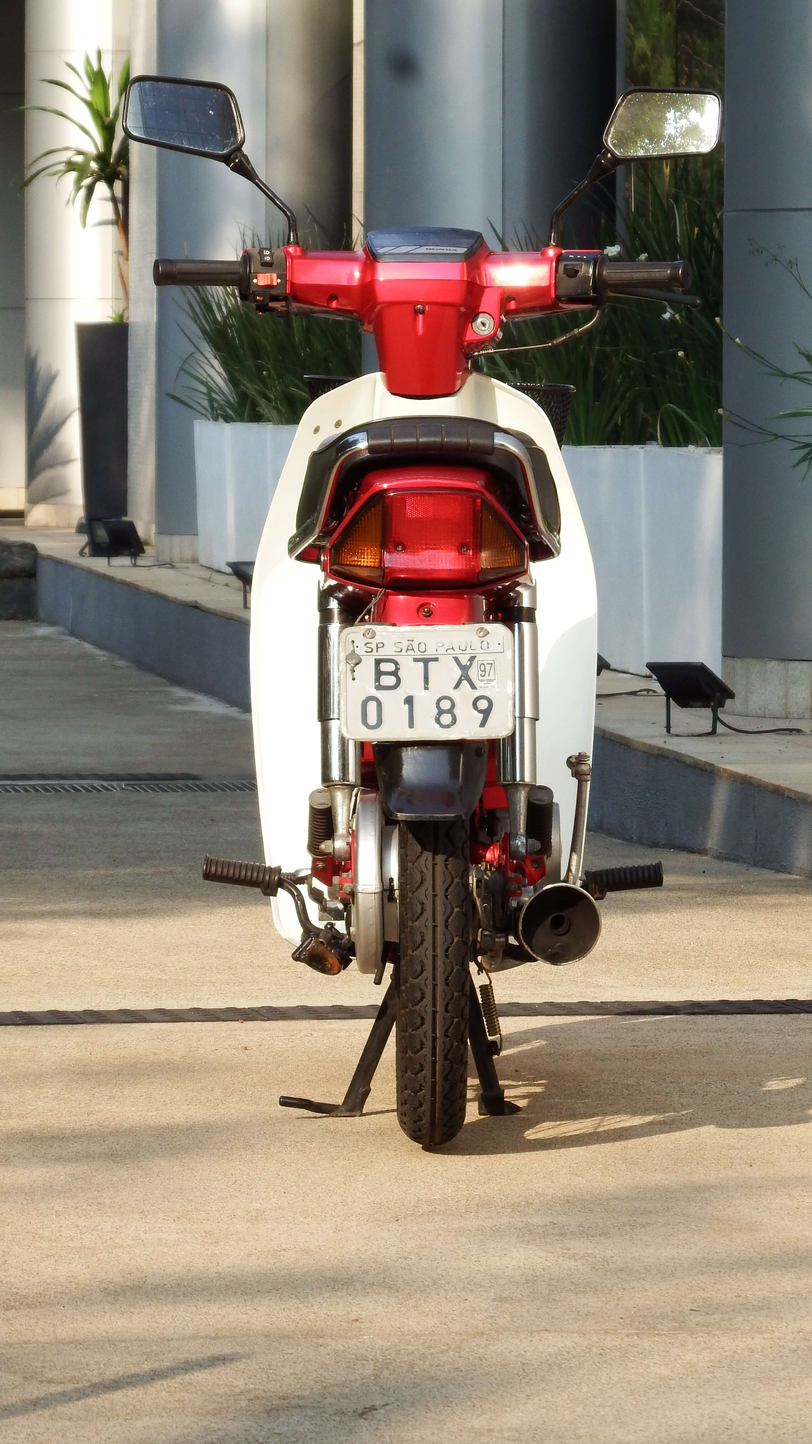 Moto Honda Dream 100 Vermelha Traseira