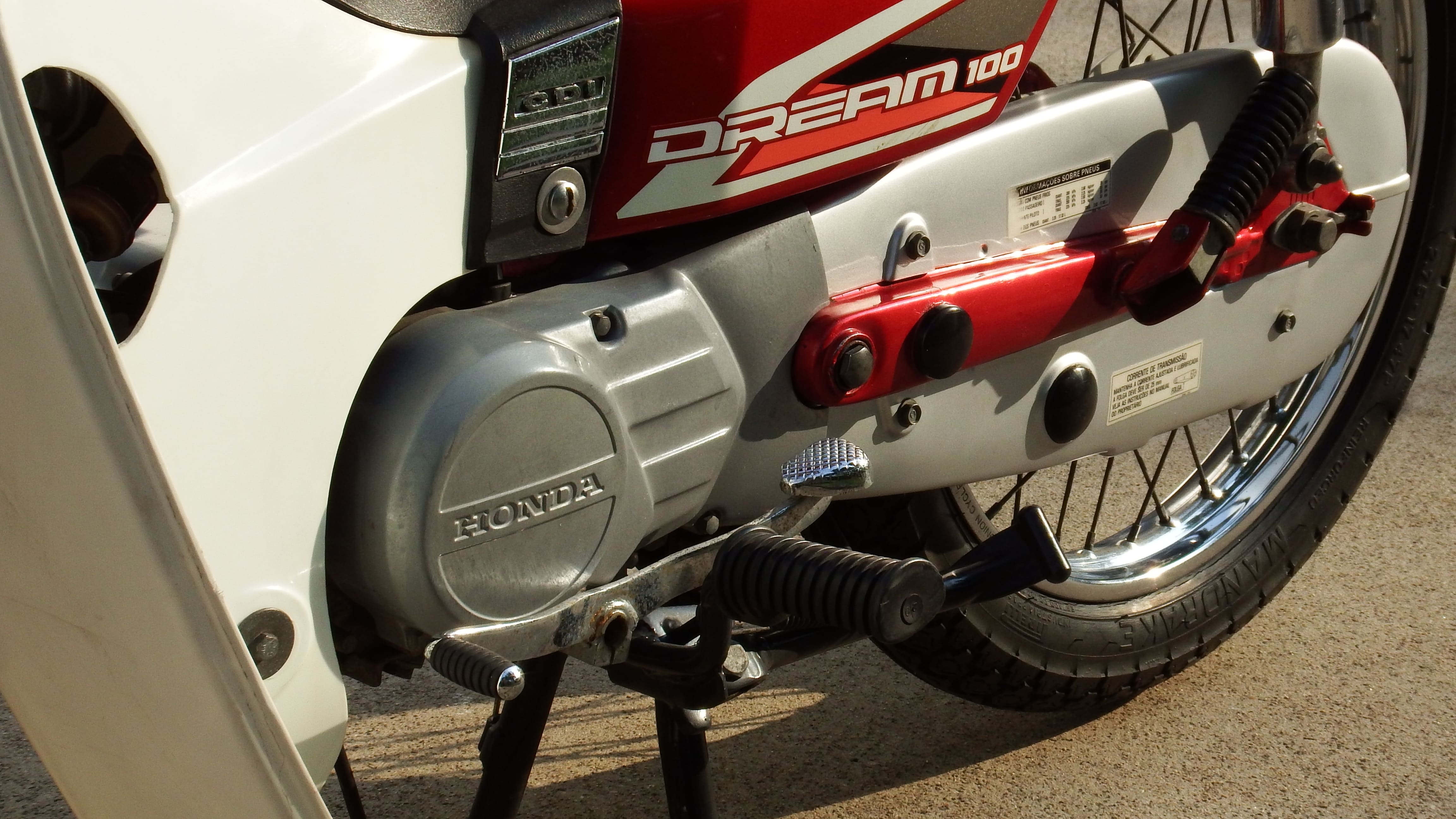 Moto Honda Dream 100 Vermelha Detalhe da Transmissão