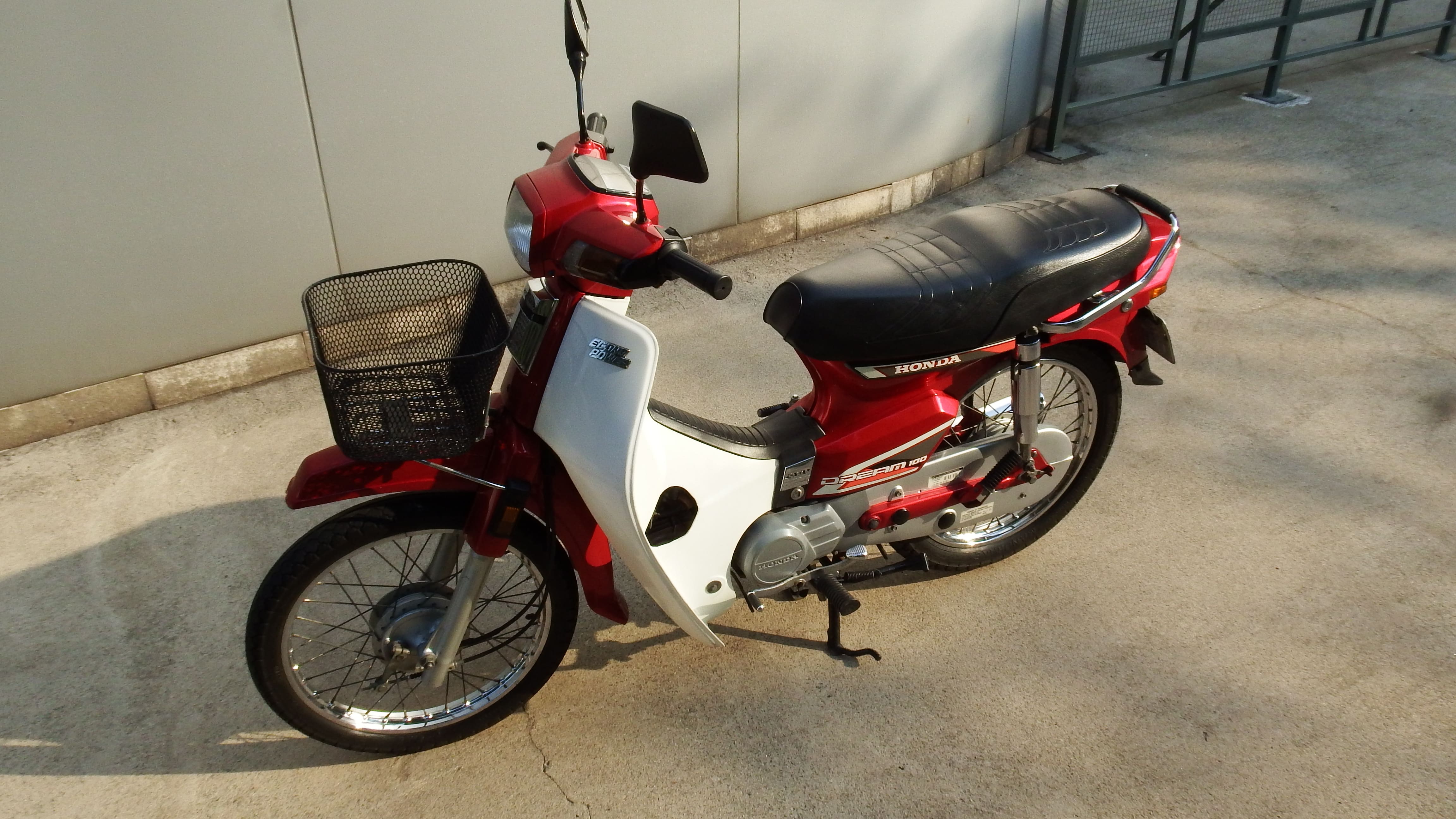 História da Moto Honda Dream 100 Lateral