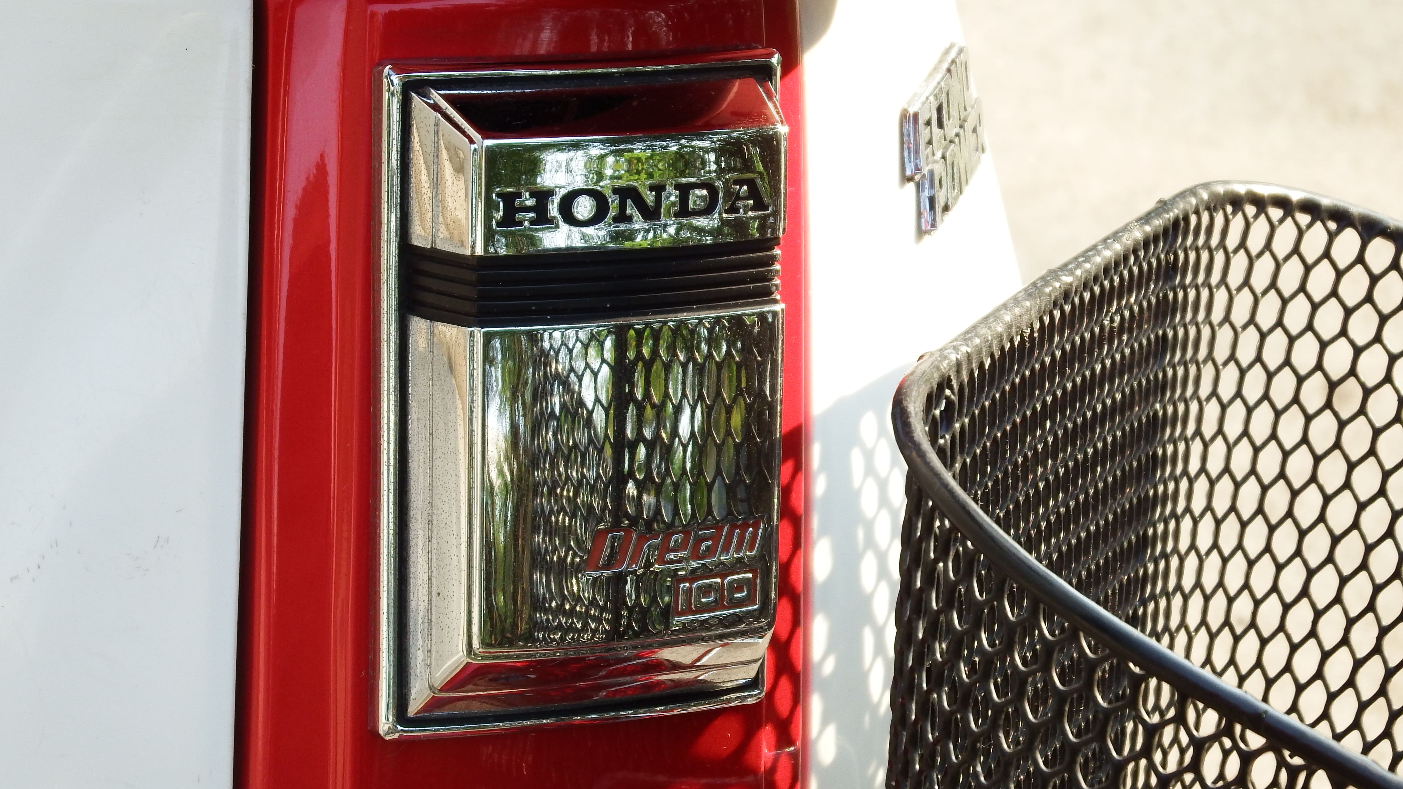 Moto Honda Dream 100 Detalhe da Frente