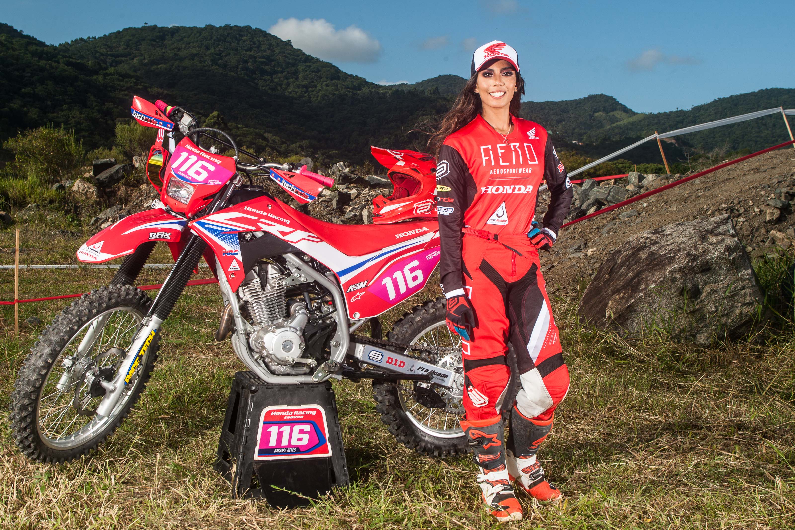 Barbara neves com a Honda CRF 250F