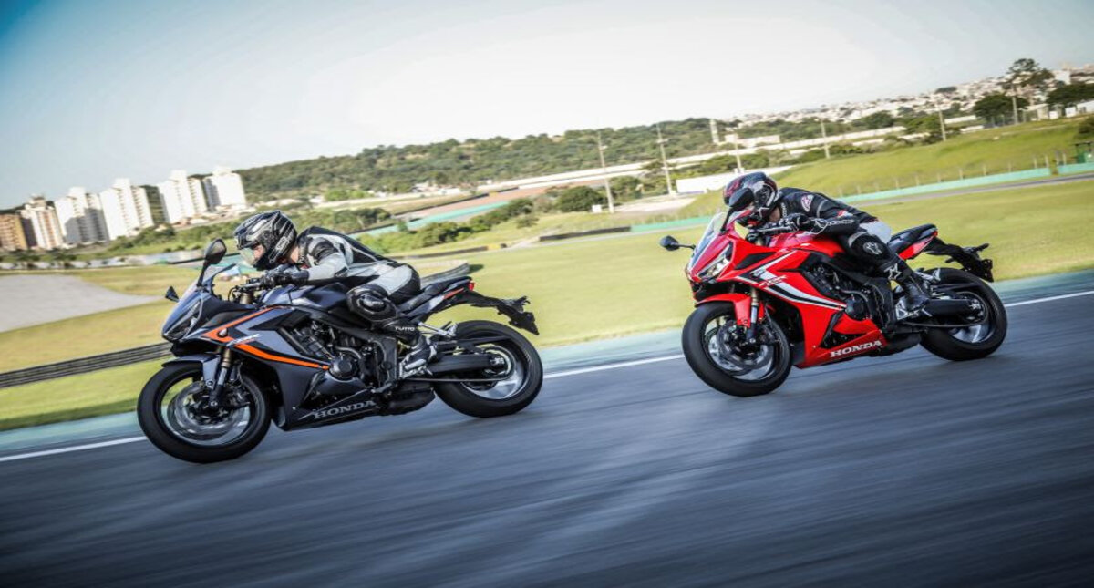 Pilotos com Honda CB 650R e CBR 650R em pista de corrida