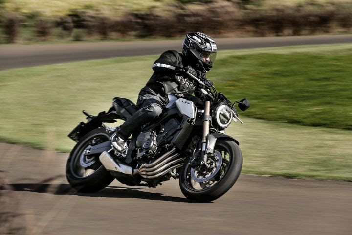Moto Honda CB 650 Preta na Pista