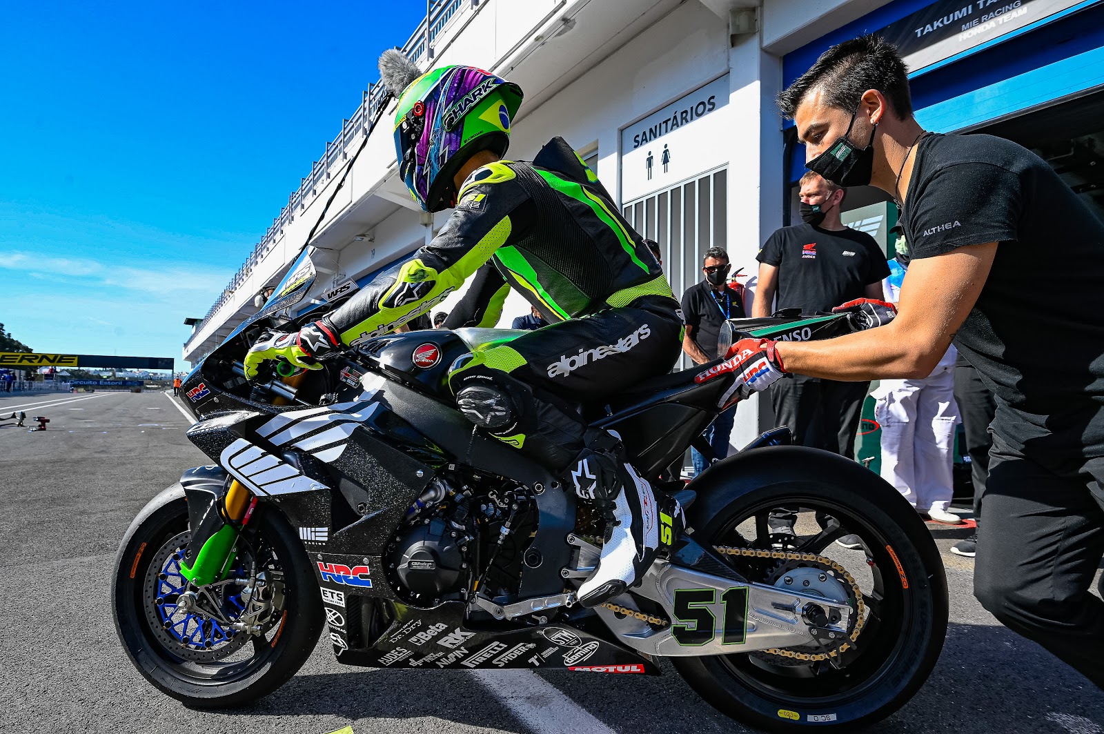 Piloto da Honda Motos Eric Granado saindo do box