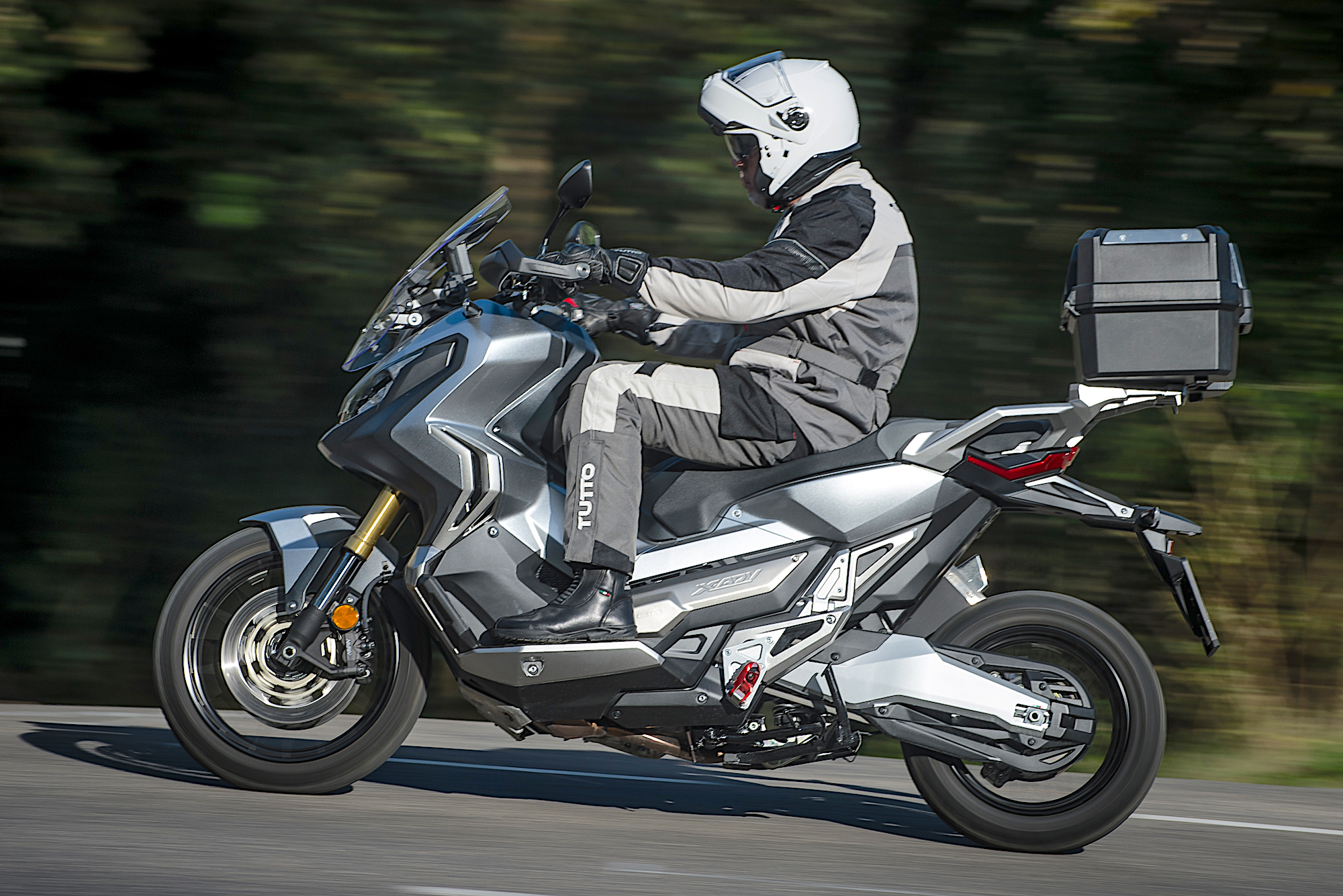 Piloto de Moto Honda X ADV com Capacete