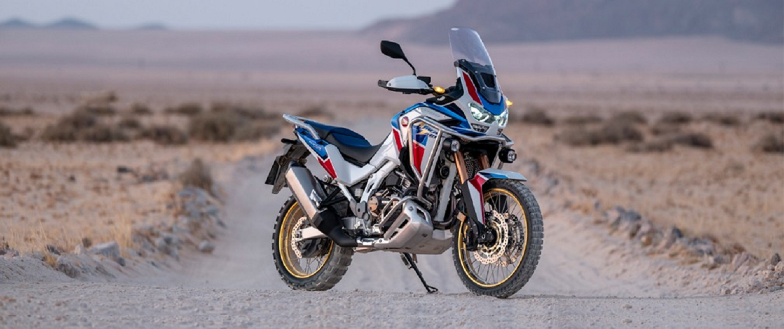 Moto Honda Africa Twin Sport Es parada na estrada de terra em Ushuaia 