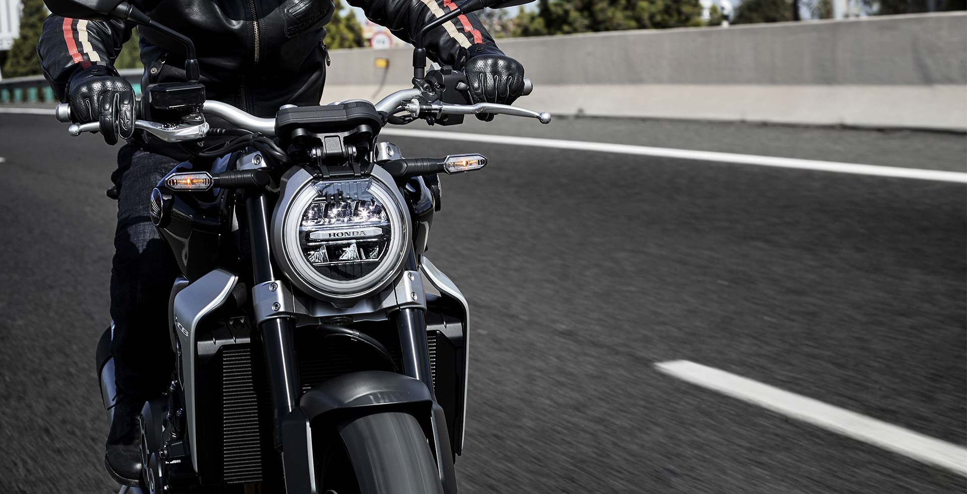 Frontal CB1000R Preta com detalhe do farol