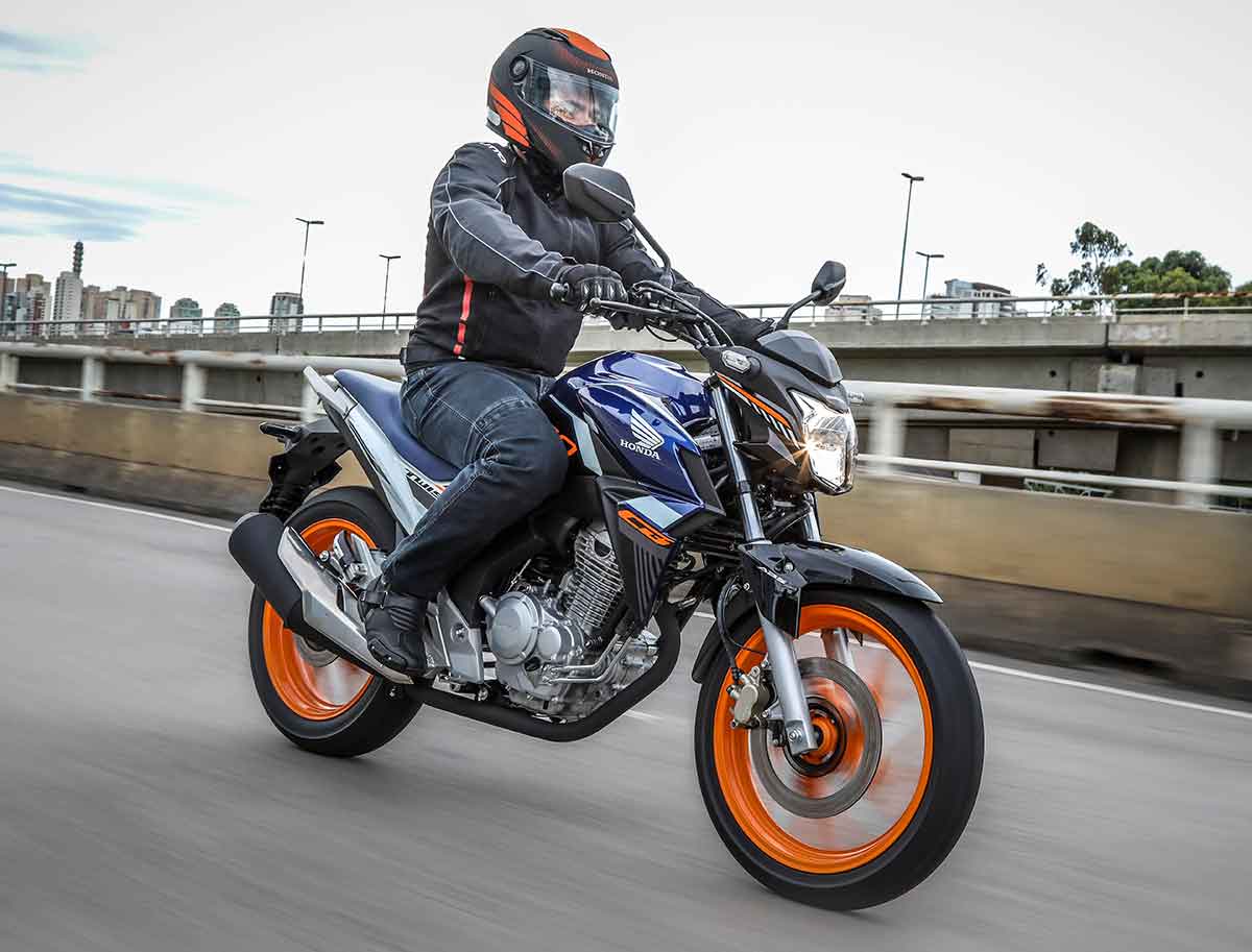 Piloto na cidade em moto Honda CB 250F Twister SE 2020