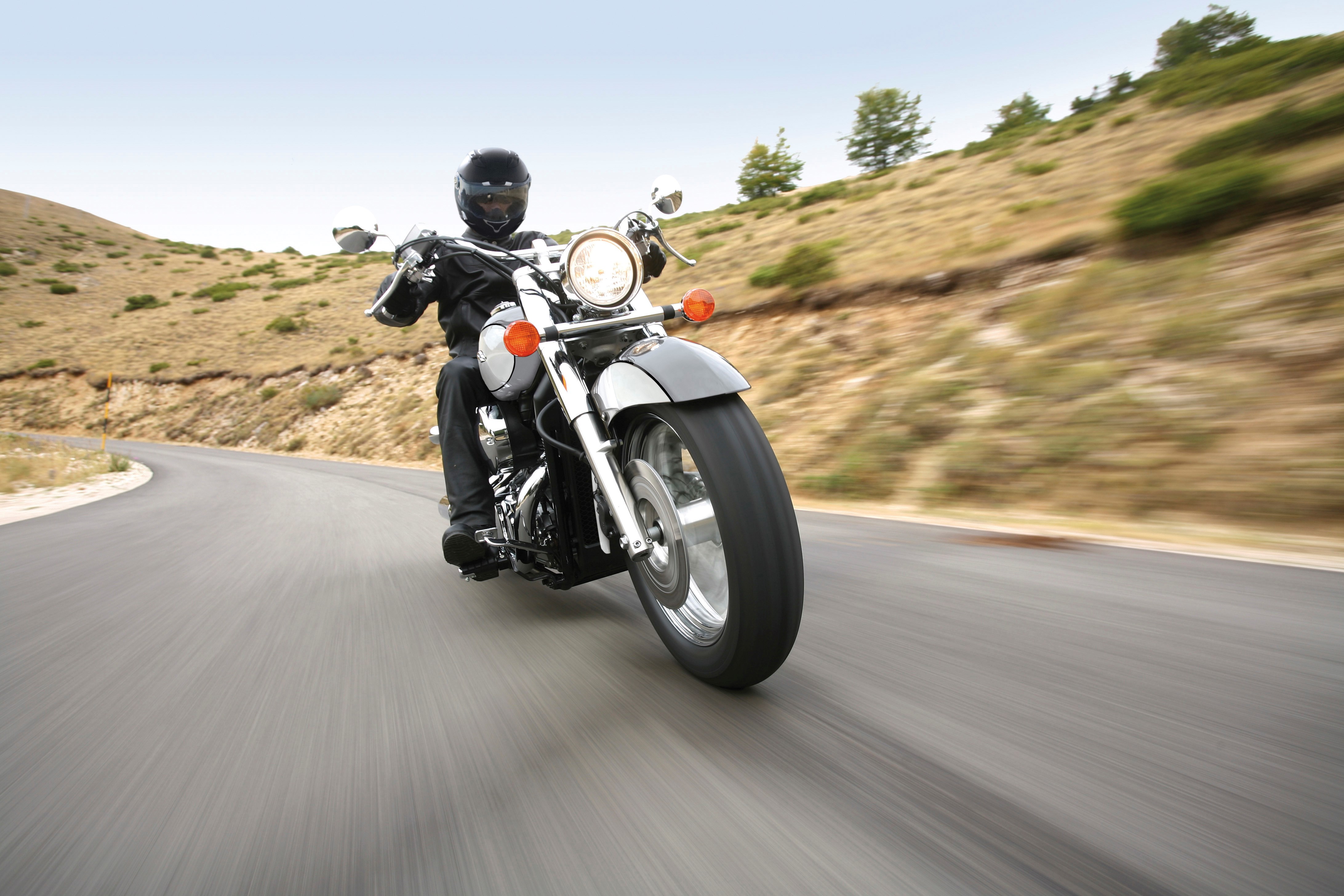 Moto Honda Shadow Custom na estrada