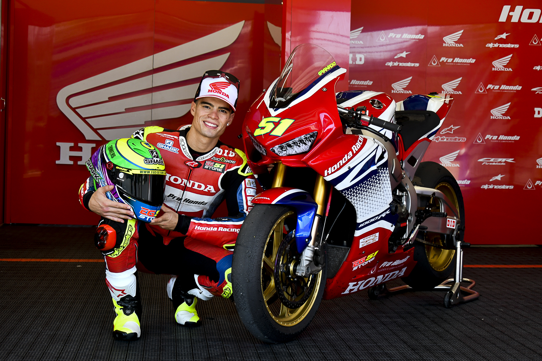 Piloto Eric Granado com sua moto Honda no Campeonato Super Bike Brasil 2020