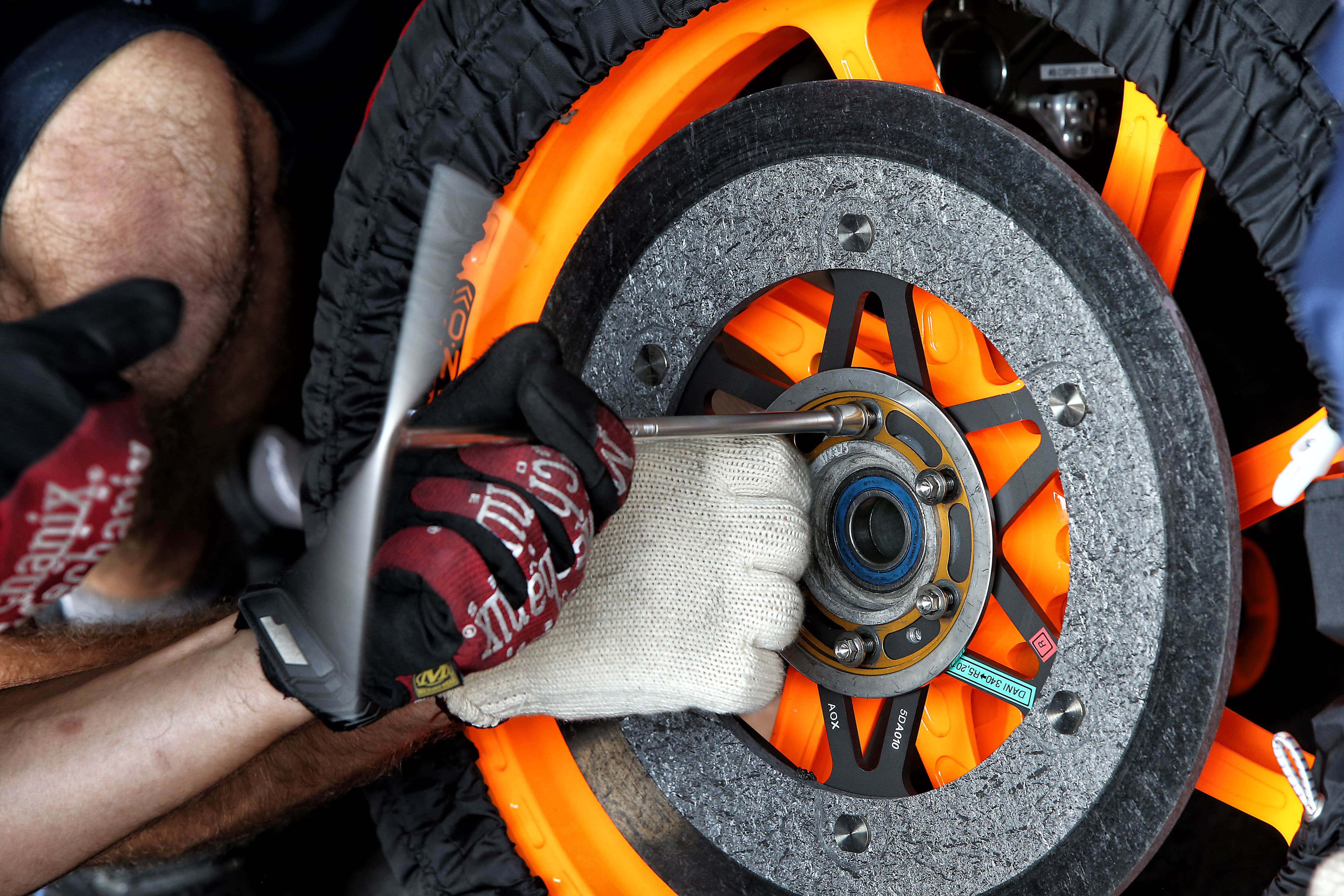 Mecânico Apertando Parafuso de Roda da Moto Honda Repsol