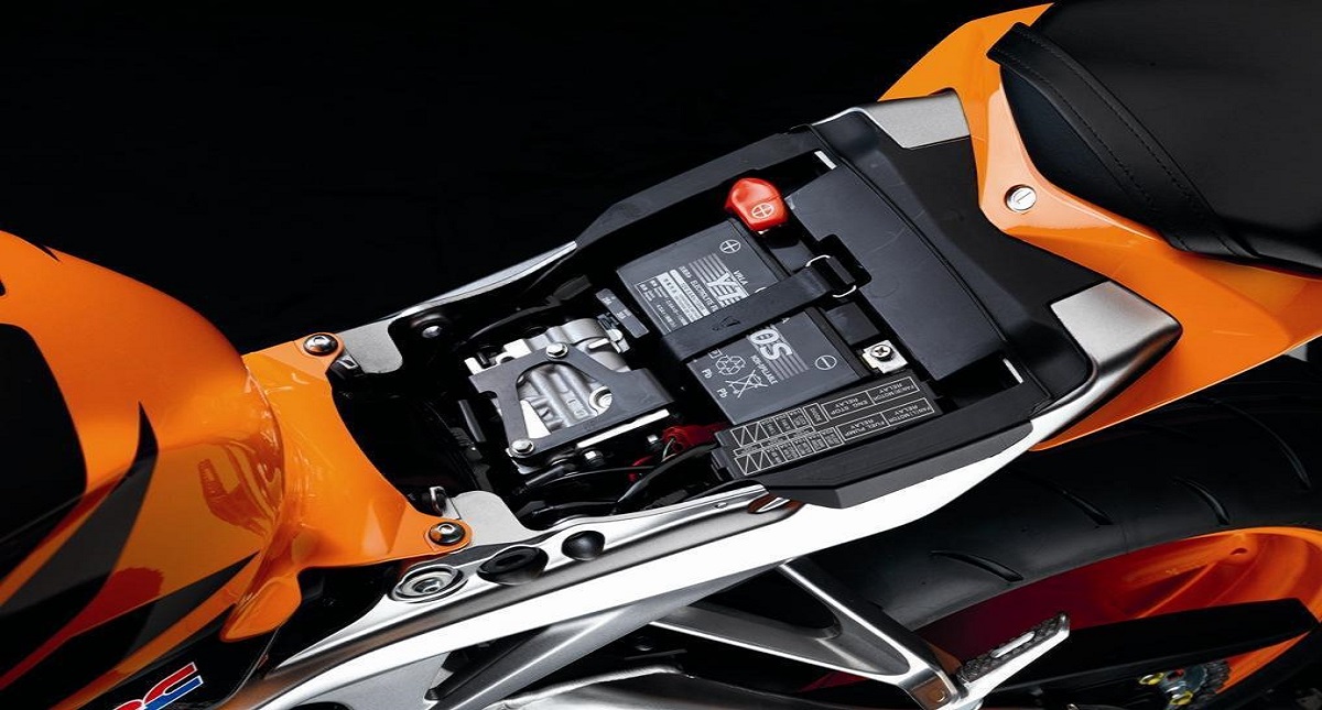 Bateria acoplada na moto CBR 10000RR R Fireblade