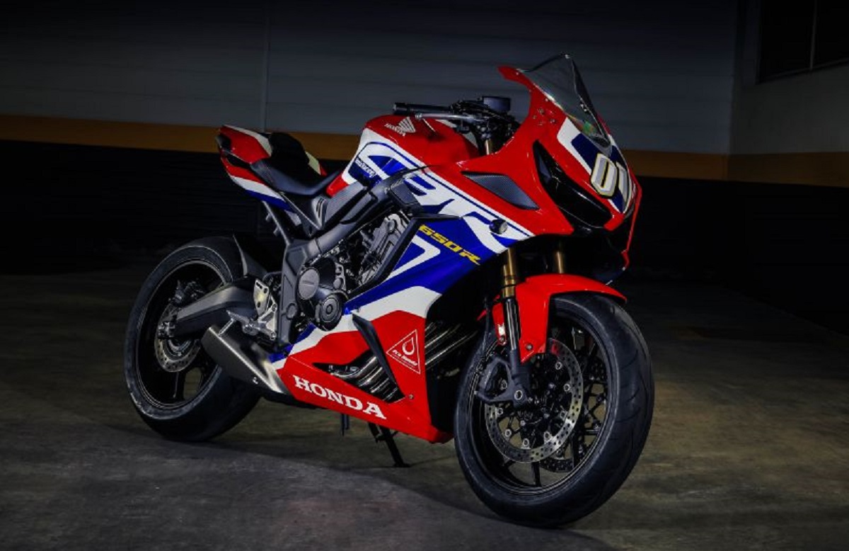 Moto Honda 650R azul, vermelha e branca