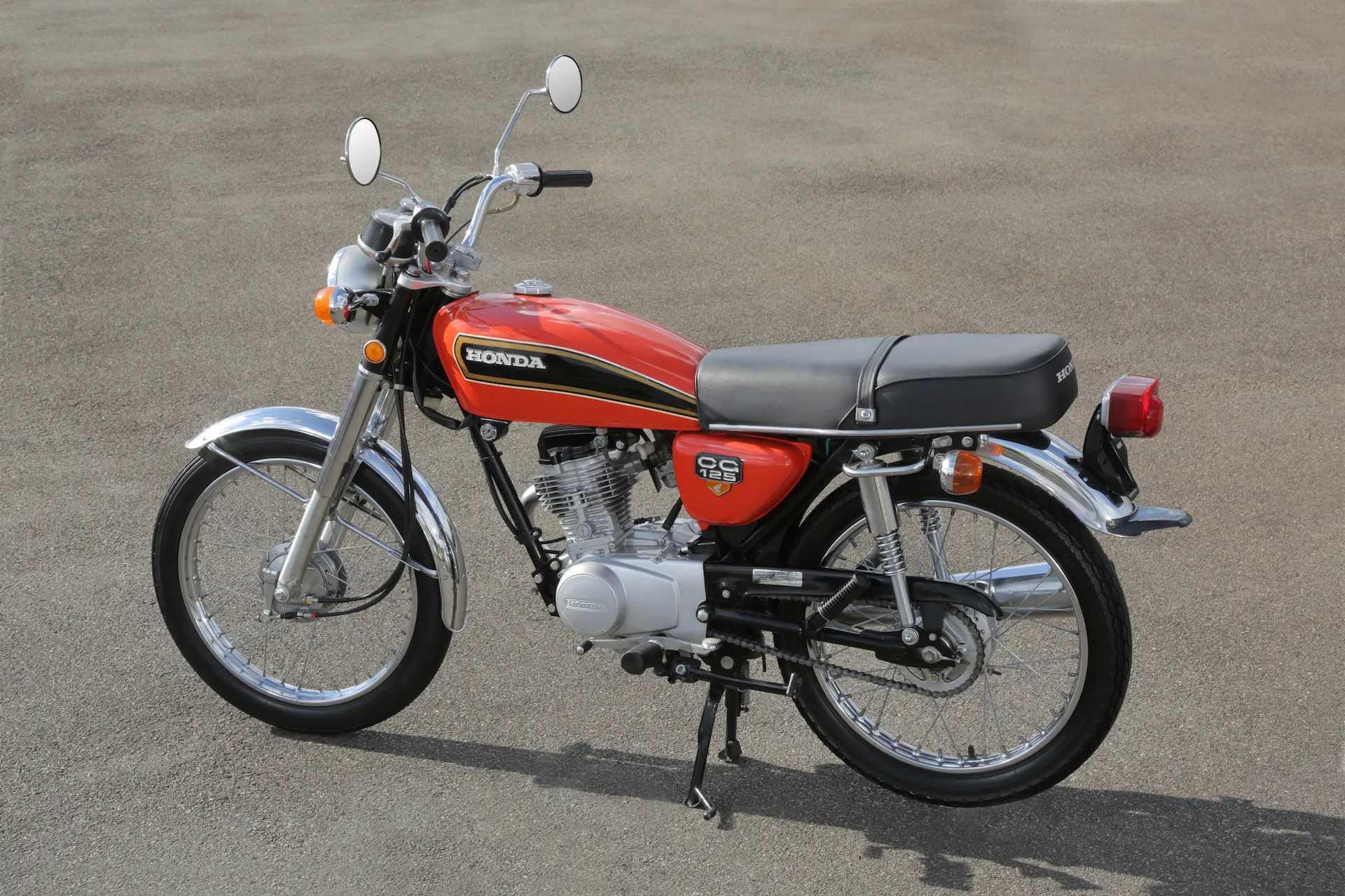 Moto Honda CG 125 vermelha da 1ª geração de 1976