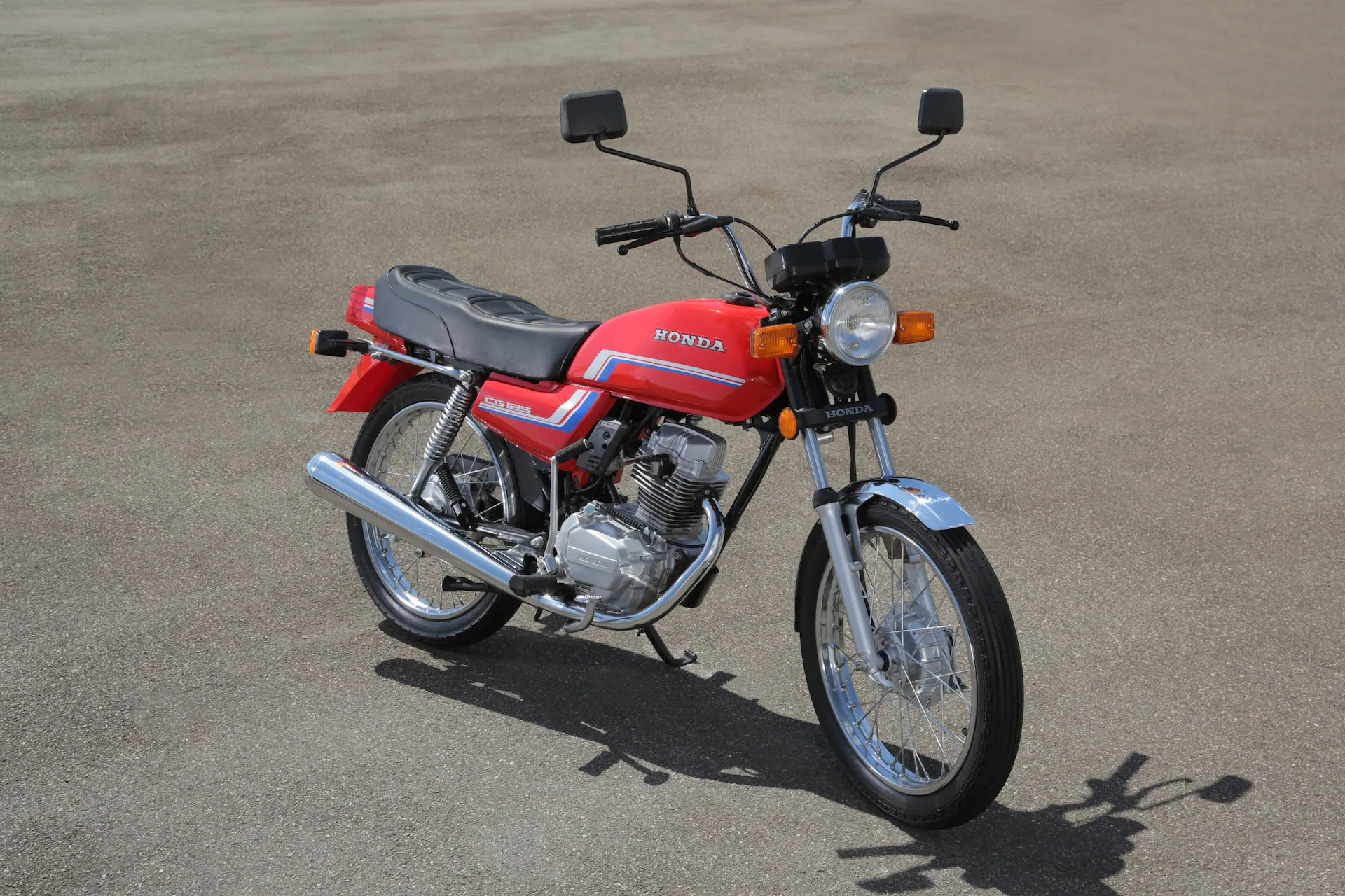 Moto Honda CG 125 vermelha da 2ª geração de 1983
