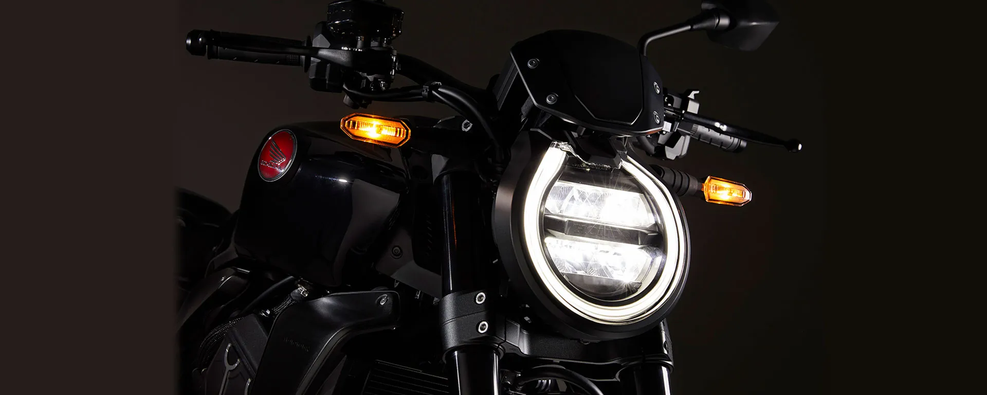 Detalhe do Farol Aceso da Moto Honda CB 1000R