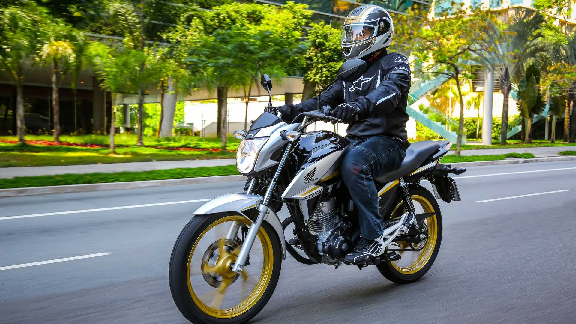 Piloto em Moto Honda CG 160 Titan na Cidade