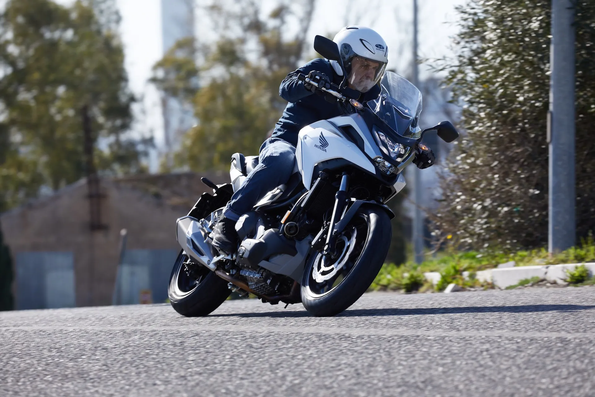 Homem Pilotando Moto Honda NC 750X em Asfalto