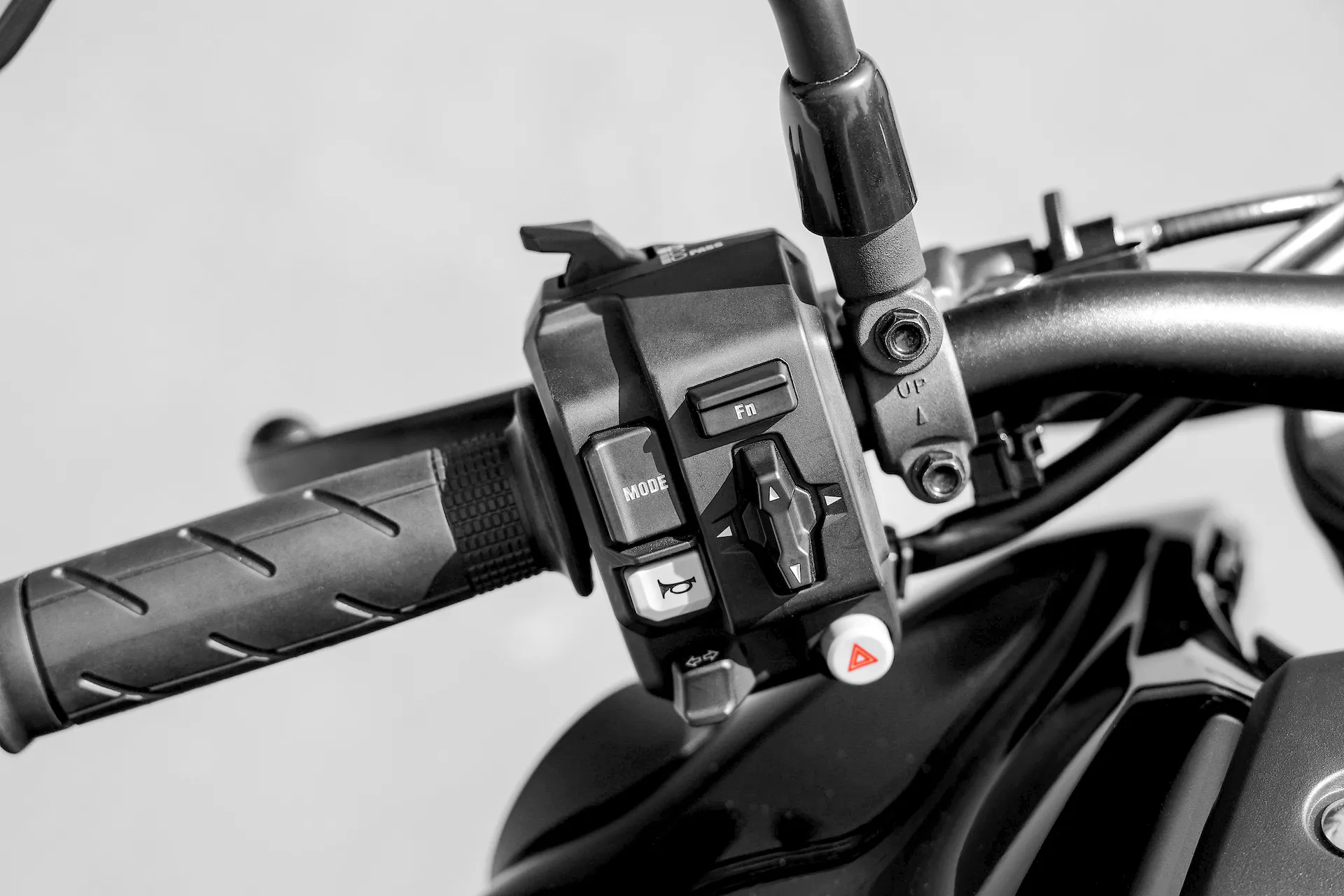 Detalhe dos botões de acionamento dos modos de pilotagem da moto Honda CB 1000R Black Edition