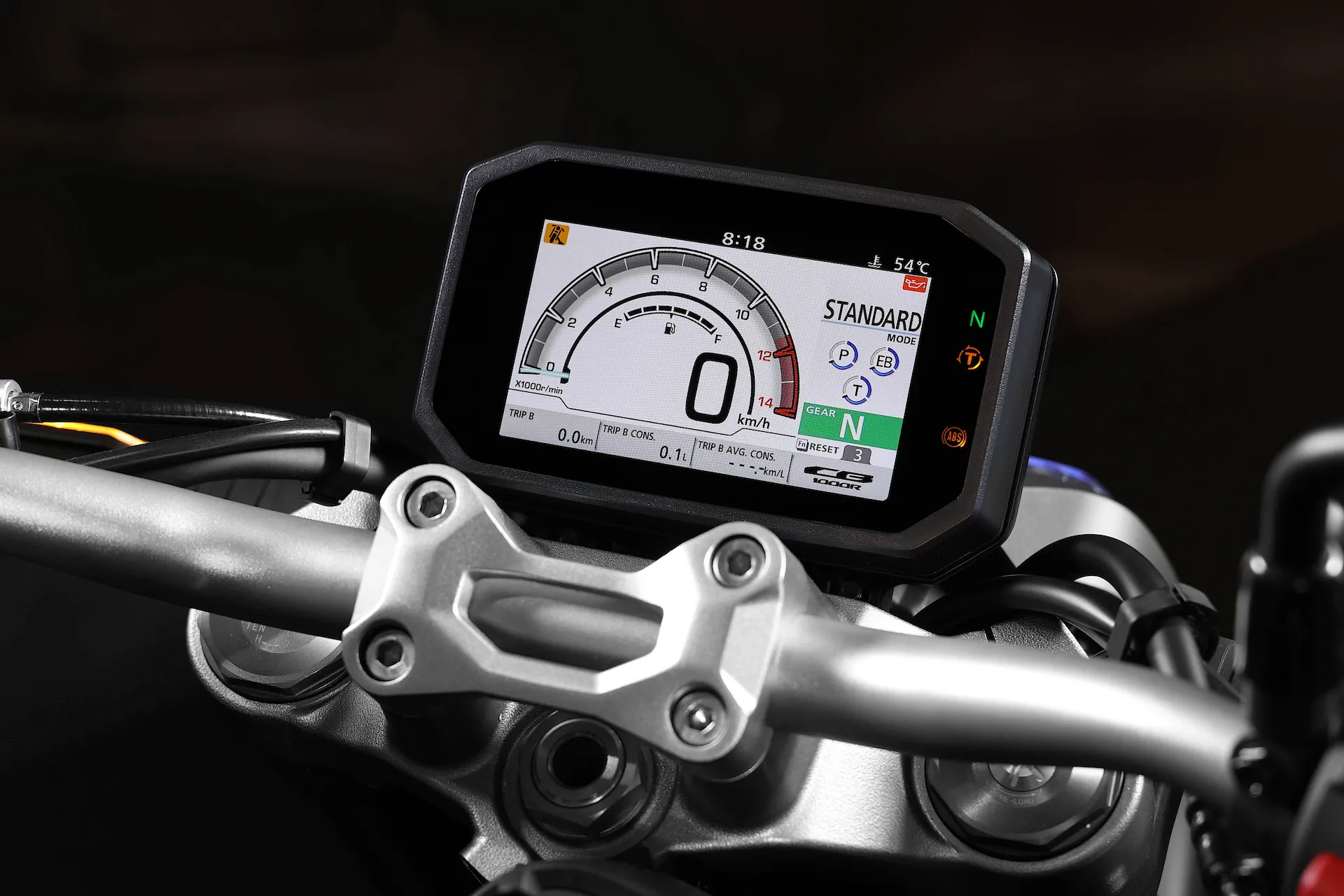 Detalhe do painel da moto Honda CB 1000R mostrando o modo de pilotagem Standard
