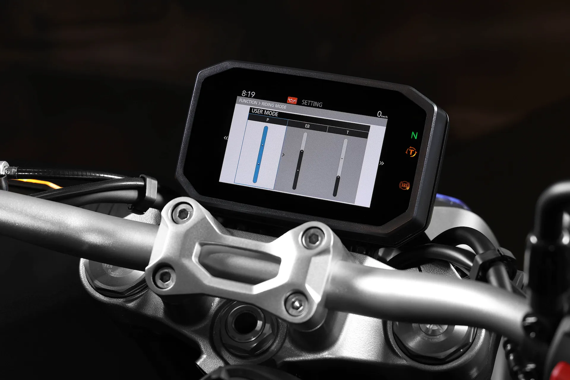 Detalhe do painel da moto Honda CB 1000R com modo de pilotagem ativado