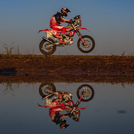 Piloto Julio Bissinho Zavatti, pilotando sua moto Honda CRF 450RX no Rally dos Sertões 2022