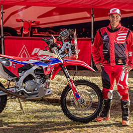 Piloto Julio Bissinho Zavatti ao lado de sua moto Honda CRF 450RX