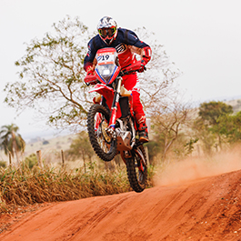 Piloto Julio Bissinho Zavatti pilotando sua moto CRF 450RX no Rally dos Sertões 2022