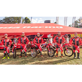 Cinco pilotos da Equipe Honda Racing com suas motos