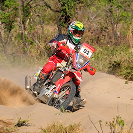 Piloto da equipe Honda Racing no guidão durante o Rally dos Sertões 2022