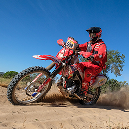 Piloto da Honda fazendo manobra em sua moto durante o Rally dos Sertões 2022