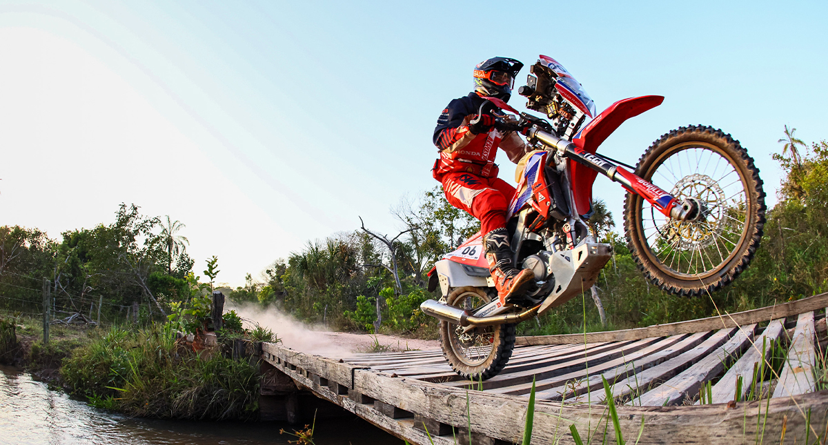 Piloto Julio Bissinho Zavatti, ao guidão de sua moto Honda CRF 450RX no Rally dos Sertões 2022