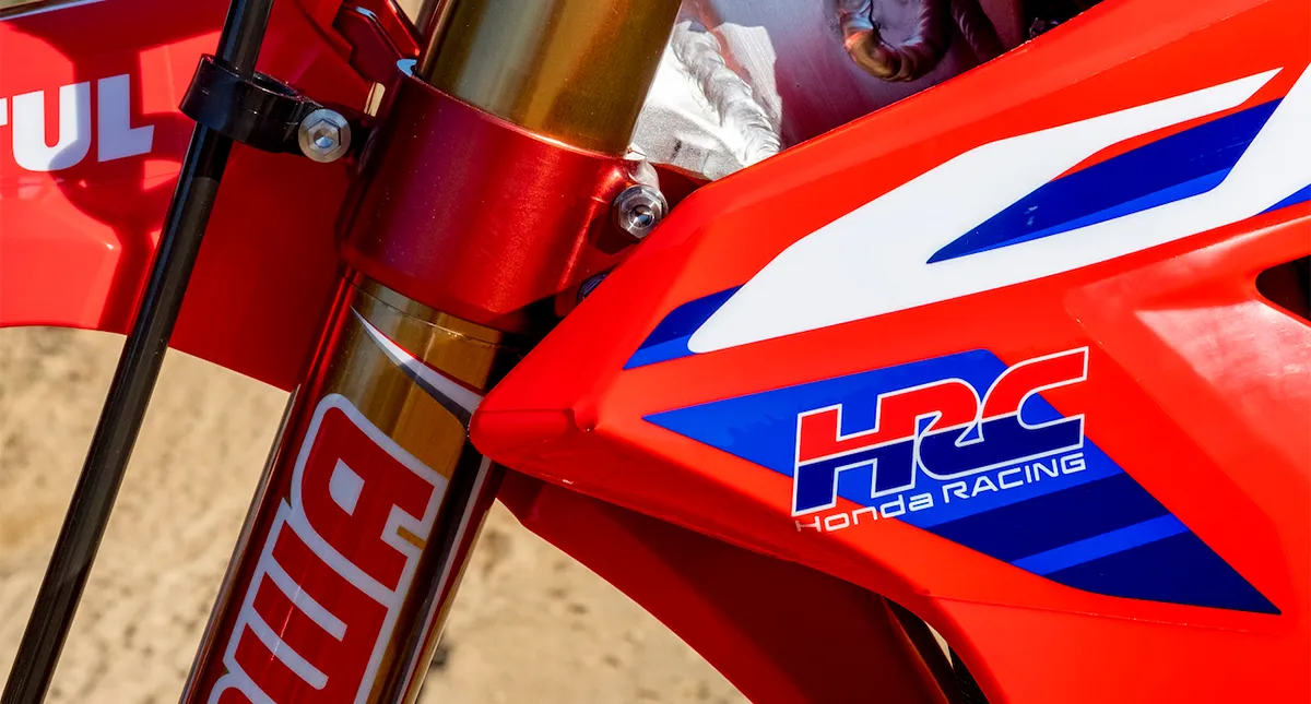 Visão lateral da traseira da moto Honda CRF 450RW