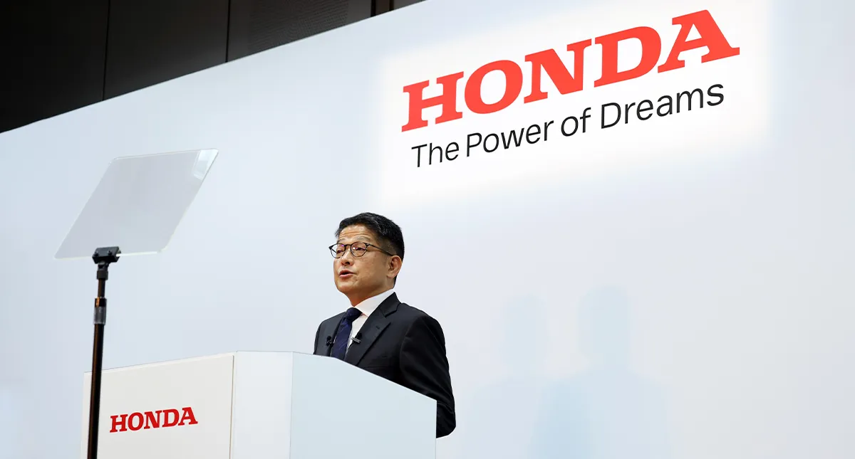 Presidente da Honda Yoshishige Nomura discursando em evento da empresa