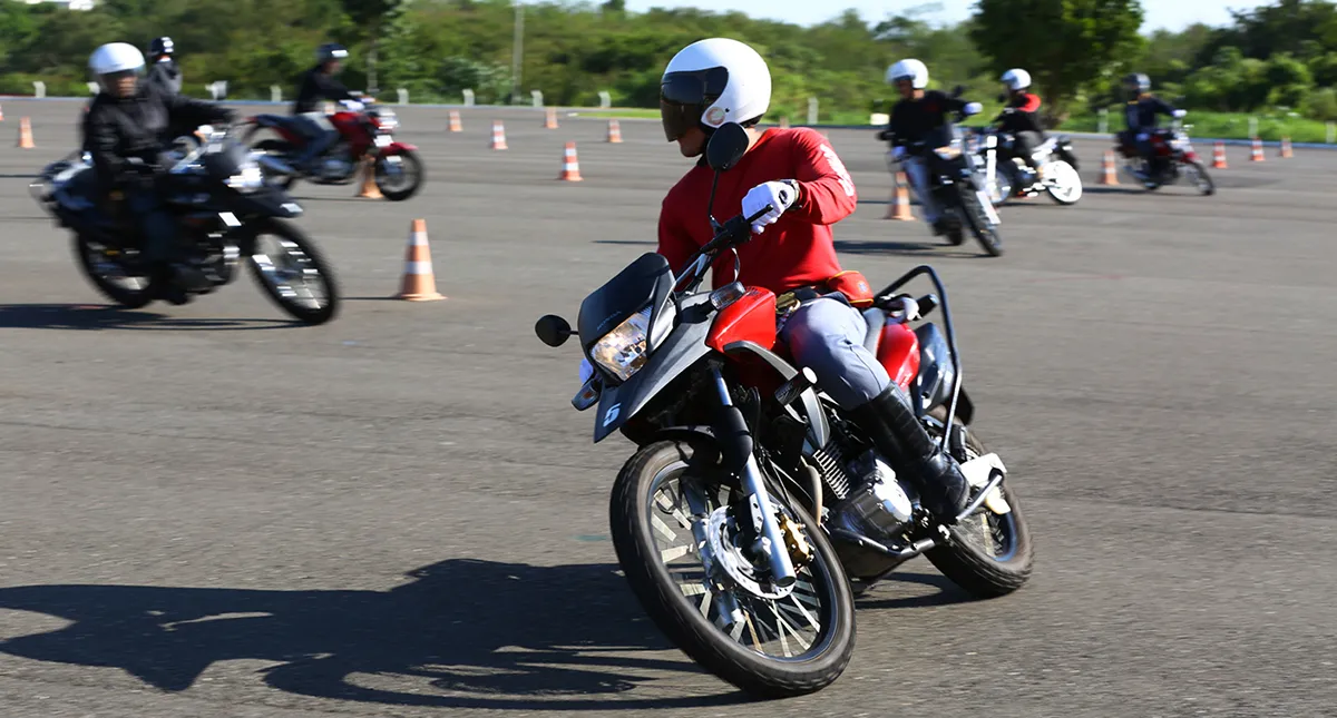 Aluno pilotando moto em aula prática para tirar habilitação