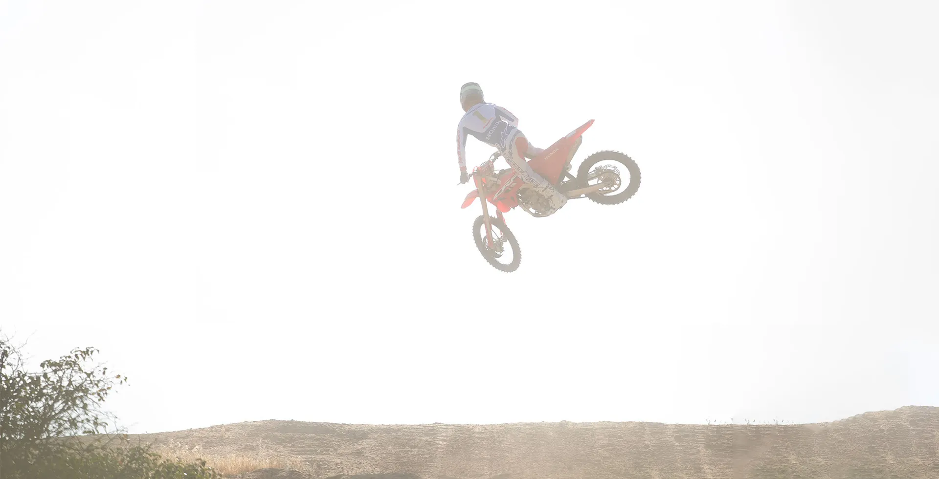 Piloto Saltando com Moto Honda CRF 450R