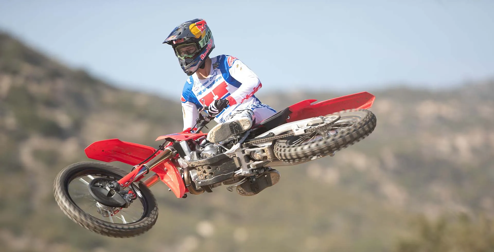 Piloto da Honda Fazendo Manobra com Moto CRF 450R