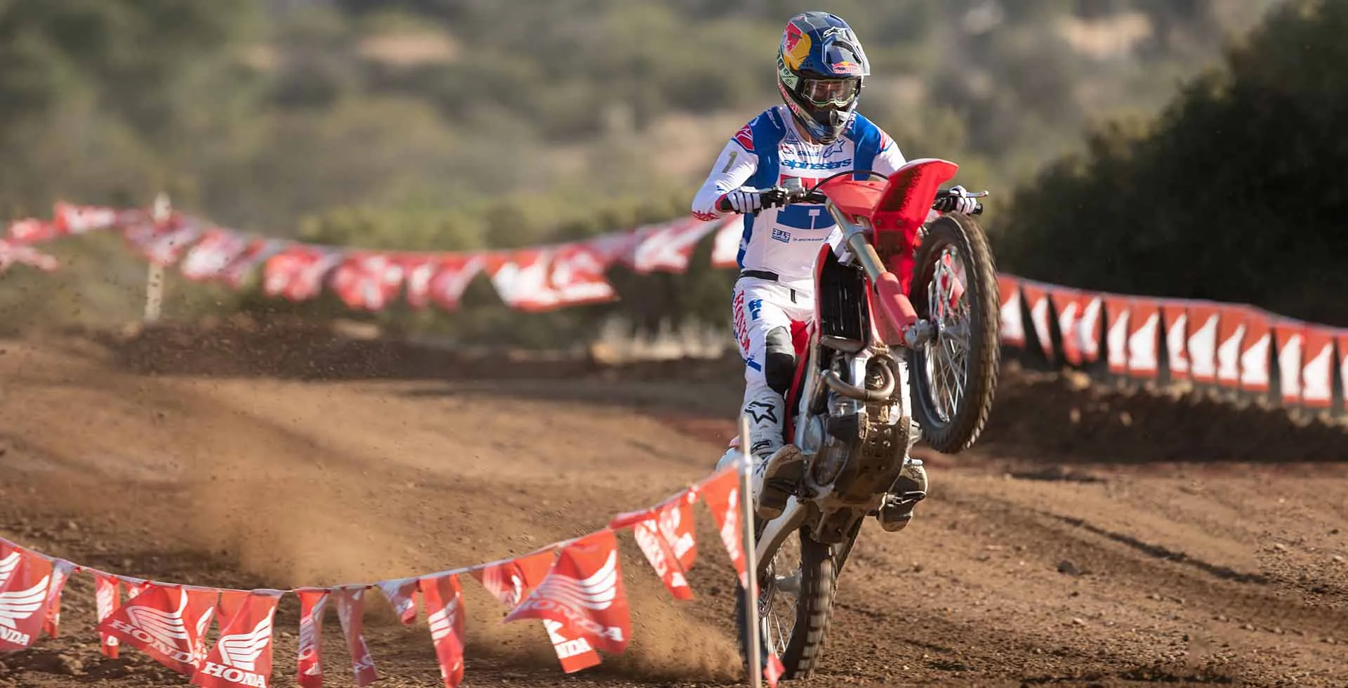 Piloto Empinando Moto Honda CRF 450R na Terra