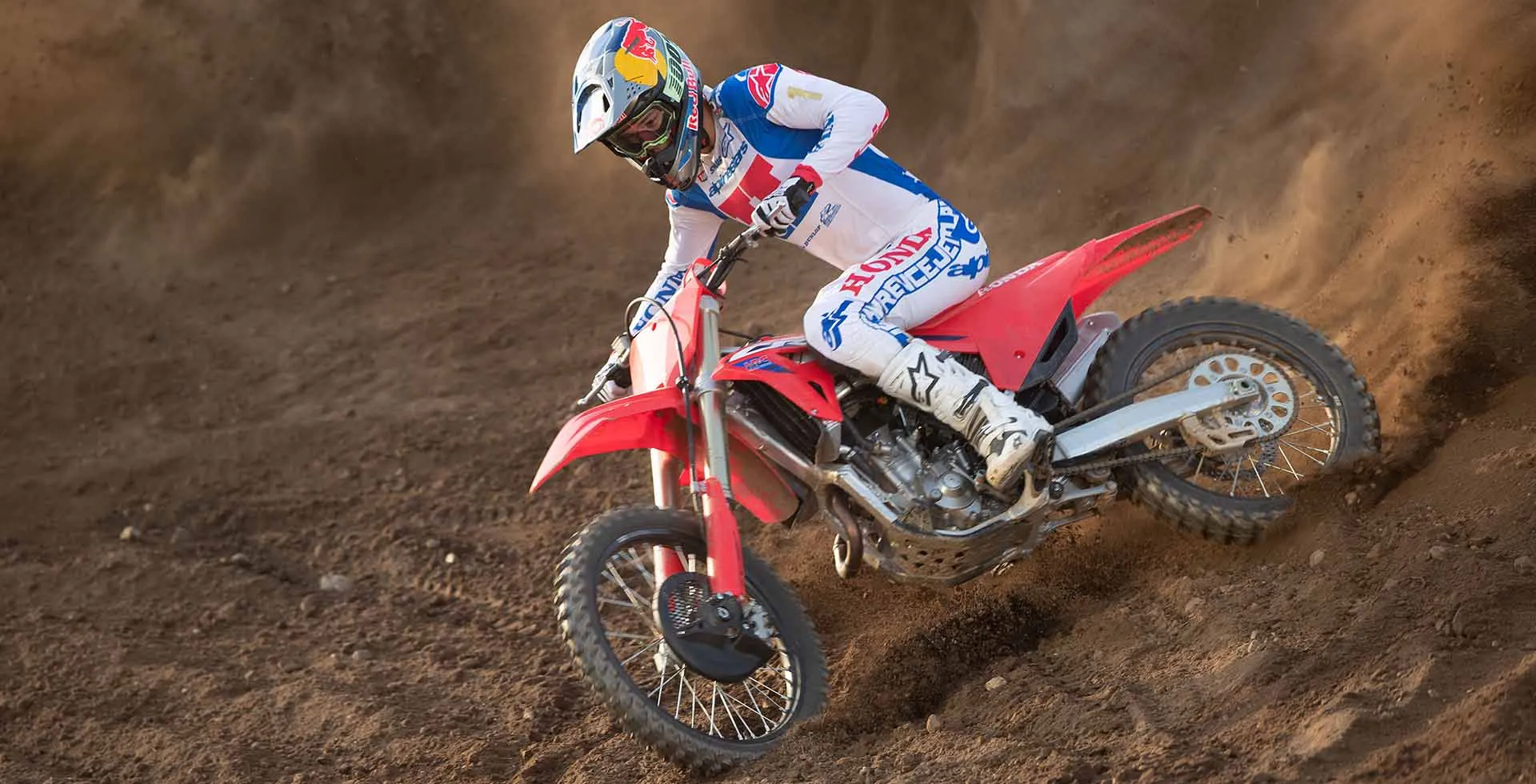 Piloto Derrapando Moto Honda CRF 450R na Terra