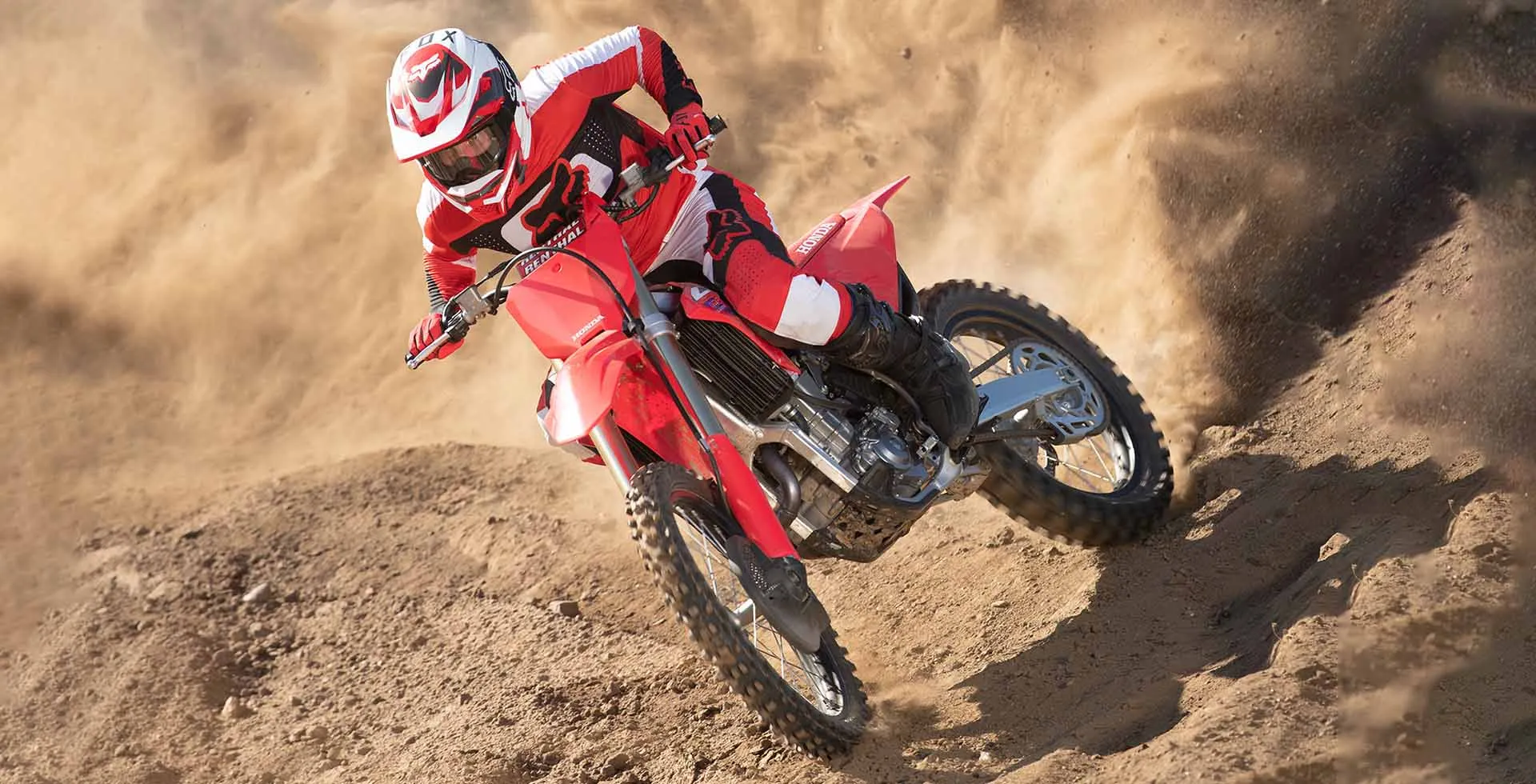 Piloto na Estrada Terra com Moto Honda CRF 450R