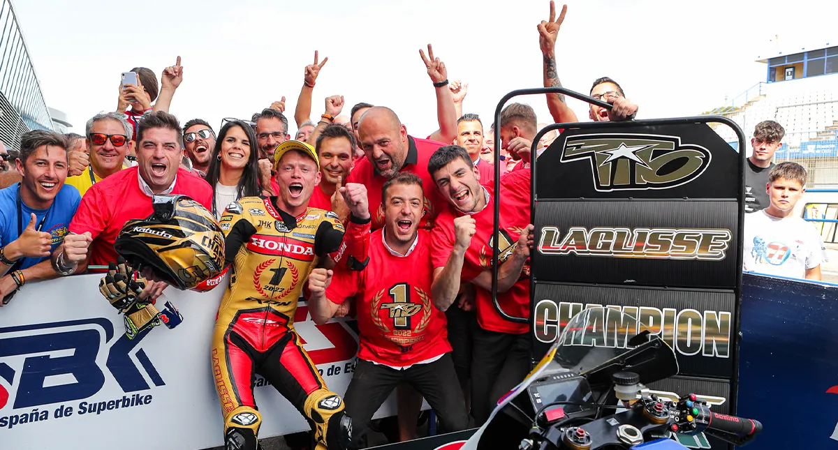 Piloto Esteve Rabat com sua equipe e torcedores no Campeonato Espanhol de Superbike