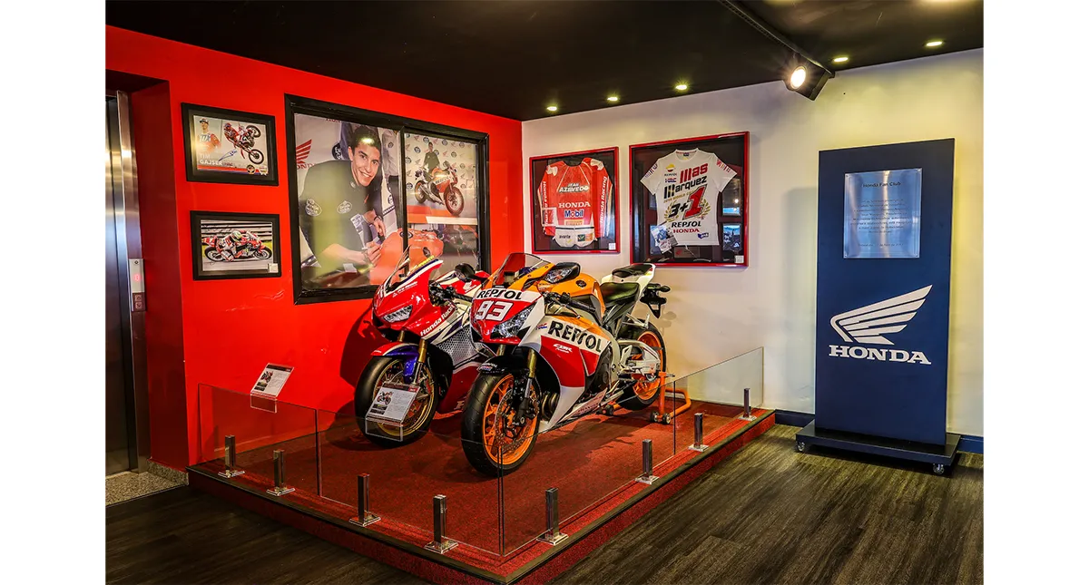Motos de alta cilindradas e camisetas autografadas pelos pilotos Honda Tim Gasjer e por Marc Márquez