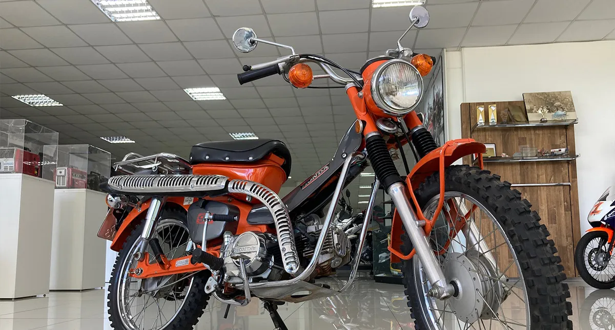 Moto Honda CT 90 laranja