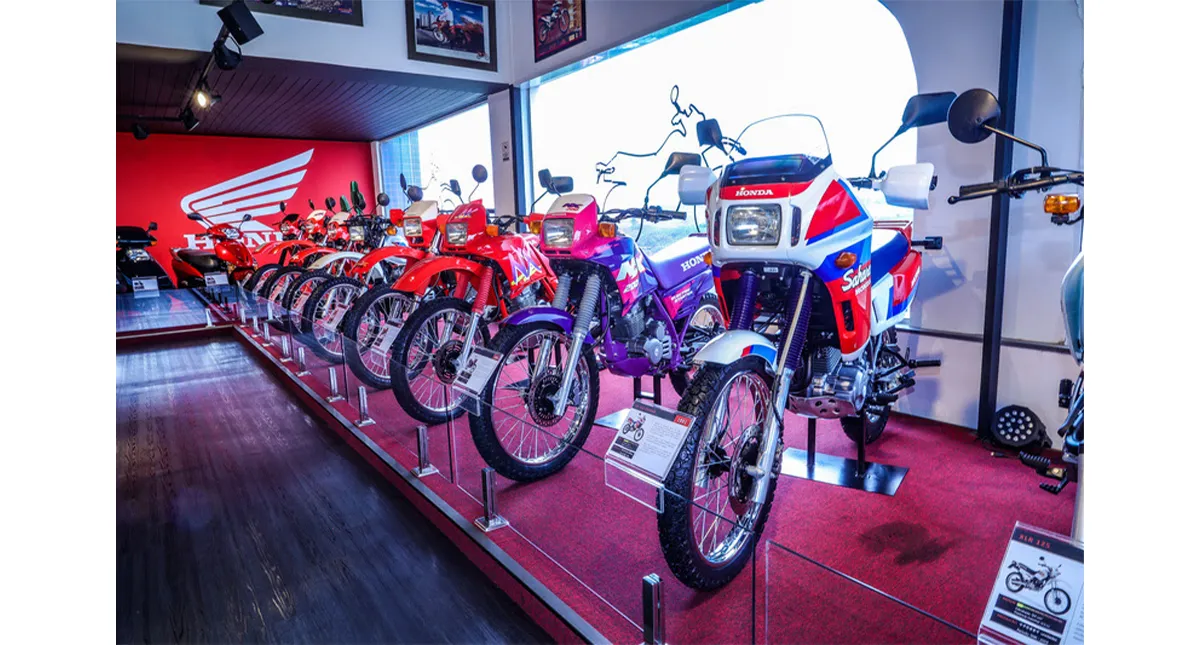 Motos Honda NX 200 e NX 350 Saharaexpostas no museu fan club, em Indaiatuba, SP
