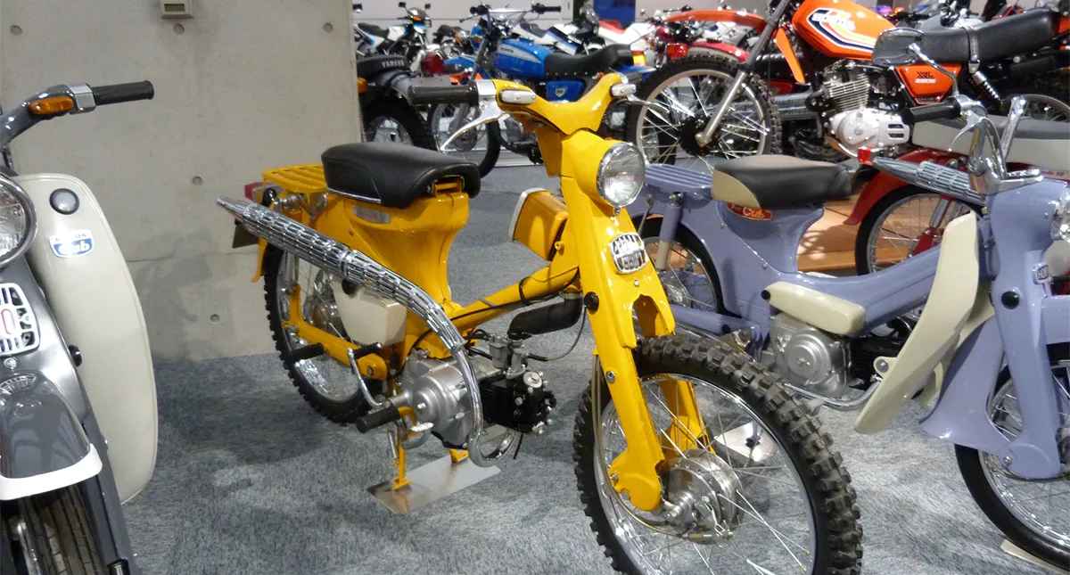 Moto Honda CT 50 cor amarela