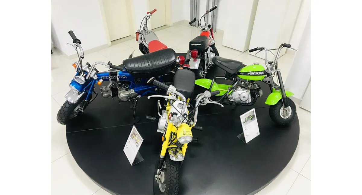 Motos antigas da Honda expostas em círculo no Museu Remaza Collection